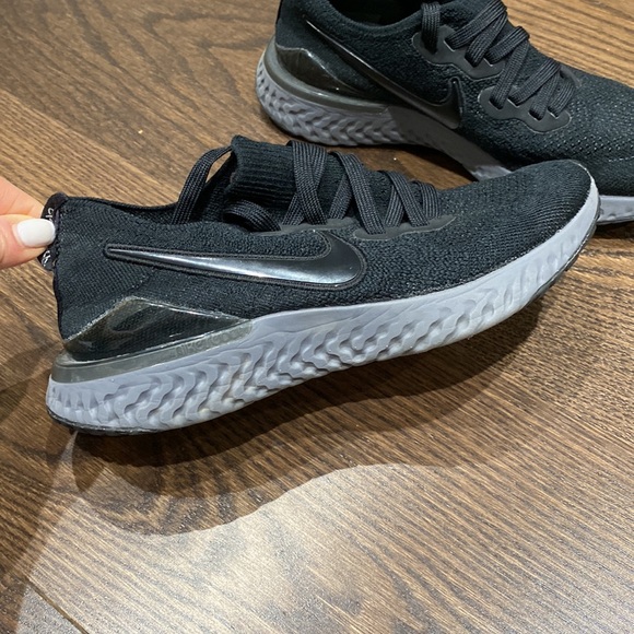 Women running shoes - Picture 2 of 4